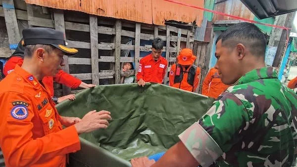Suasana Penyaluran Air Bersih di Kecamatan Tallo (Dok: Ist).