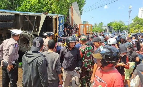Ribuan warga mengambil minyak goreng yang tumpah di jalan (Dok: Atri KabarMakassar)