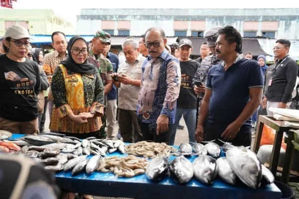 Gubernur Sulbar Suhardi Duka saat meninjau pasar di Mamuju (Dok : Ist)