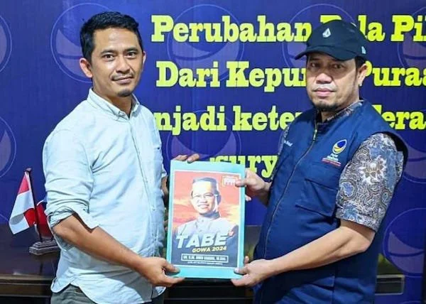 Wakil Ketua DPC PPP Gowa Fathahuddin Daeng Lewa (kiri) sekaligus LO dari Amir Uskara saat menyerahkan berkas bakal calon bupati Gowa di desk Pilkada Partai NasDem Gowa, Selasa (7/4).  Dok Ist