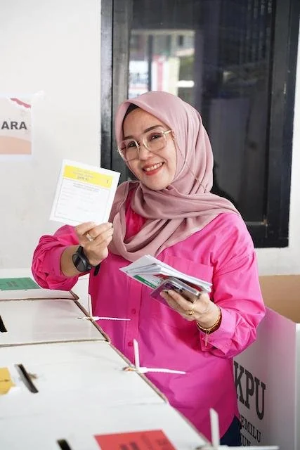 Ketua DPRD Sulsel, Andi Ina Kartika Sari saat mencoblos di TPS 11 Rappocini.