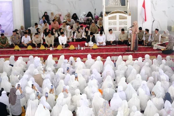 Suasana Bupati Gowa, Sitti Husniah Talenrang dan Wakil Menteri Haji dan Umrah Republik Indonesia, Dahnil Anzar Simanjuntak, saat Melepaskan Jemaah Haji (Dok: Ist)