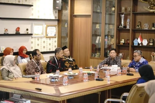 Bupati H.Paris Yasir, didampingi Pj. Sekda Maskur, saat menggelar rapat bersama Distributor Pupuk. Dok. Ist