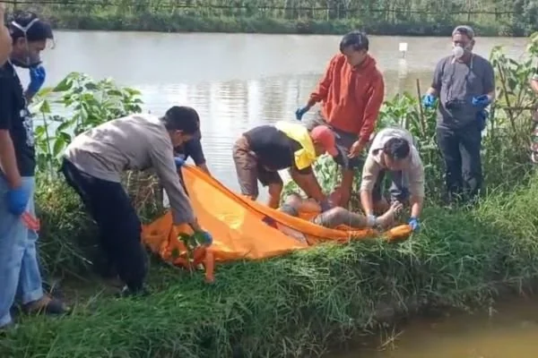 Proses evakuasi mayat yang ditemukan di empang milik warga di Maros (Dok : Ist).