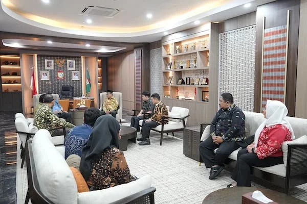 Wali Kota Makassar Munafri Arifuddin saat Menerima Audiensi dengan Kepala Kantor Kementerian Haji dan Umrah Kota Makassar Muhammad Amrullah Arief (Do: Ist).