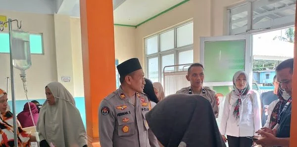Kapolsek Pamboang saat mengecek kondisi anak anak di PKM Pamboang(dok:Ist)