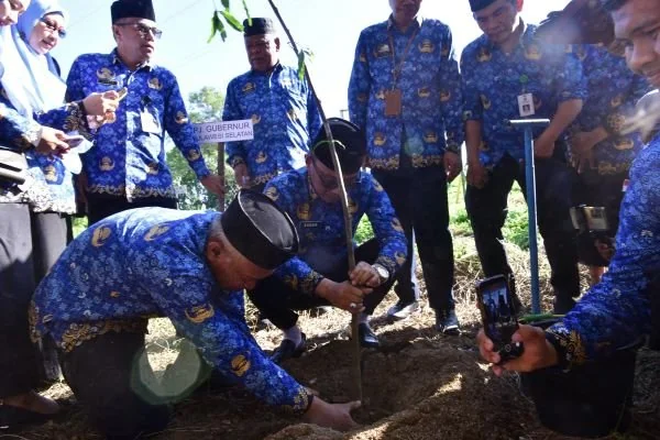 Pj Gubernur Sulsel, Prof Zudan Arif Fakrulloh saat menanam pohon.