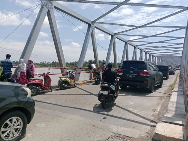 Situasi jembatan Tarailu Kecamatan Sampaga setelah 3 orang pekerja jatuh (Dok : Ist).