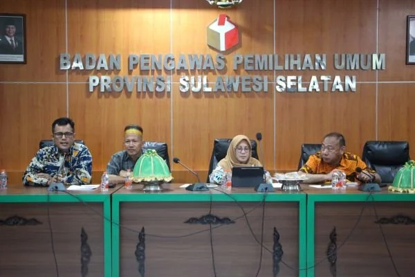 Suasana Rapat Evaluasi dan Keterbukaan Informasi Bawaslu Sulsel (Dok: Ist).