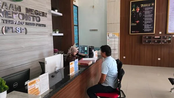Penyidik Unit Tindak Pidana Korupsi (Tipidkor) Satreskrim Polres Jeneponto.saat melimpahkan berkas Perkara Penggelapan Aset Desa Baltar ke Kejaksaan (ist).