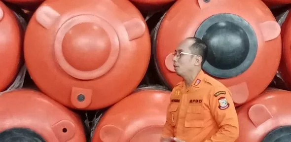 Kepala BPBD Makassar Akhmad Hendra Hakamuddin terlihat memantau salah satu alat bantuan yang disiapkan untuk bencana alam. Foto IST