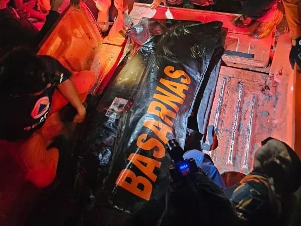 Tim SAR gabungan saat melakukan Evakuasi korban (Dok : Ist).