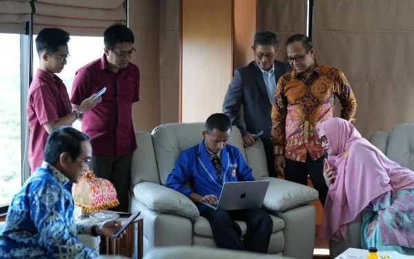 Universitas Hasanuddin memberikan golden ticket kepada Rehan, siswa SMA Negeri 8 Pinrang, sebagai bentuk penghargaan atas capaian internasionalnya yang memperoleh pengakuan dari NASA. (Dok: Ist)