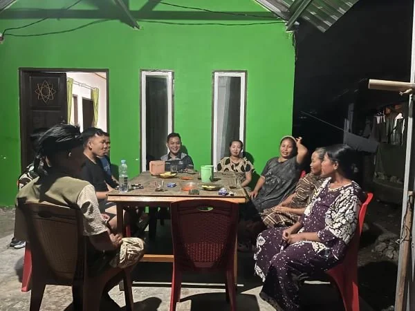 Anggota Satgas TMMD ke-12, Letda Arh Naufal Gian Saputra saat beriteraksi dengan warga di Desa Tuju (Dok : Ist).