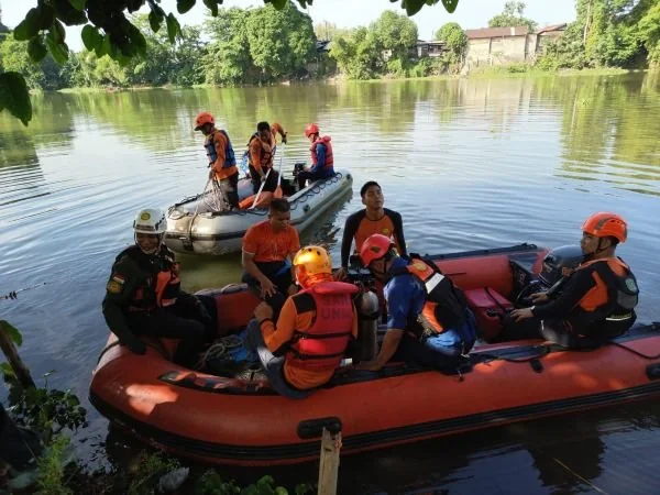 Tim SAR gabungan melakukan pencarian terhadap pemuda yang terjatuh di jembatan kembar, Gowa (Dok: Ist).