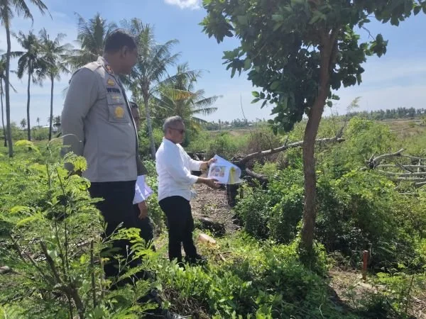 Kapolres Widi Setiawan didampingi Kasat Reskrim, AKP Syahrul Rajabia, beserta personel Unit Tindak Pidana Korupsi (Tipikor) Bripka Sulaiman saat menyidak proyek mangkrak Konservasi Air Bila-Bilayya. Dok. Ist