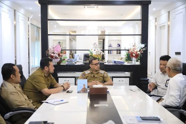 Audiens Sekda Kota Makassar Andi Zulkifly Nanda saat menerima rombongan Kanwil DJP Sulselbartra yang dipimpin Kepala Bidang P2 Humas Kanwil DJP Sulselbartra, (Dok: Ist).