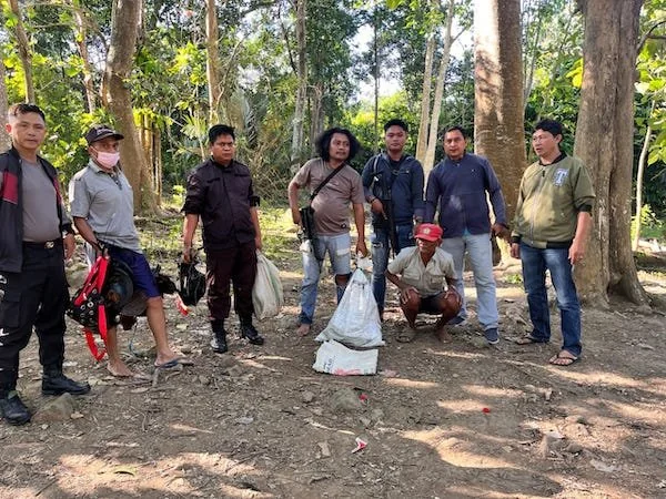 Jajaran Personil Polsek Tompobulu, saat melakukan penggerebekan judi sabung ayam di Kampung Kacidu. (Ist).
