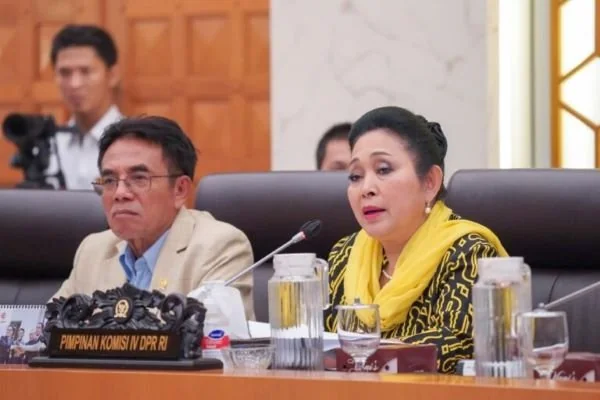 Ketua Komisi IV DPR RI, Titiek Soeharto saat rapat yang dihadiri para Menteri (Dok : Ist).