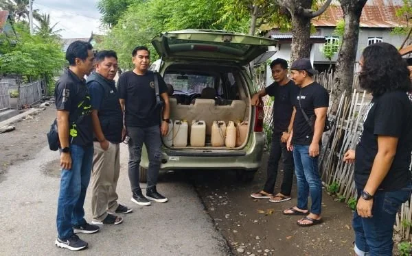 Kasat Narkoba Polres Jeneponto, Iptu Ronald bersama jajarannya saat mengamankan peredaran miras di Lingkungan Kunjung Mange Timur, Kelurahan Sidenre (Dok : Ist).