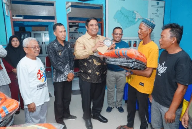 Bupati Maros Serahkan Bantuan Alat Tangkap Kepiting Bagi Nelayan