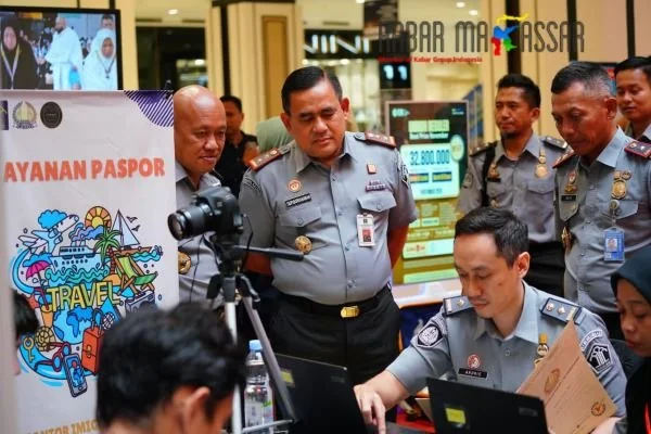 Kakanwil Kemenkumham Sulsel meninjau Booth Layanan Paspor Kantor Imigrasi Kelas I Khusus TPI Makassar di Atrium Trans Studio Mall (TSM) Makassar (Dok : Ist).