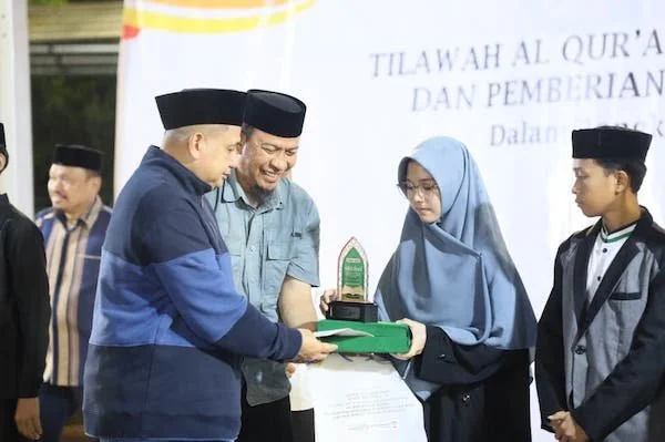 Wali Kota Makassar Munafri Arifuddin saat Menyerahkan Santunan (Dok: Ist).