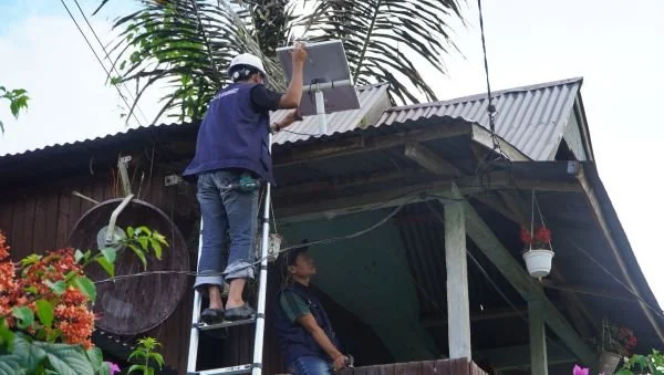 Pemasangan jaringan internet yang dilakukan di Kabupaten Mamuju Tengah dan Pasangkayu (Dok : Ist).