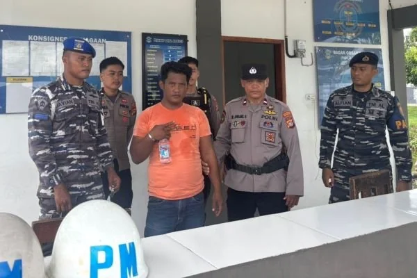 Seorang Pria yang diamankan oleh pihak Lanal Mamuju dan Polresta Mamuju (Dok : Ist).