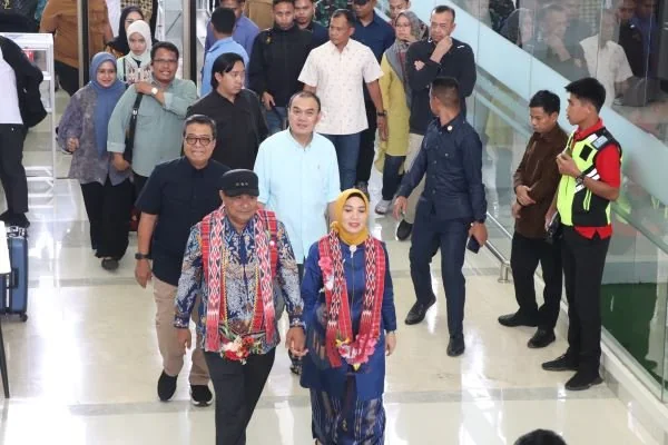 Pj Gubernur Sulbar Bahtiar Baharuddin saat Tiba di Bandara Tampa Padang Mamuju.