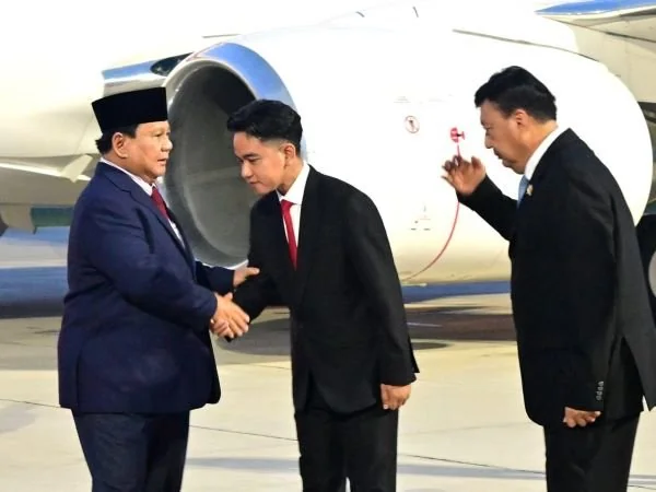 Presiden Prabowo Subianto tiba di Pangkalan TNI AU Halim Perdanakusuma disambut Wakil Presiden Gibran Rakabuming (Dok : Ist).