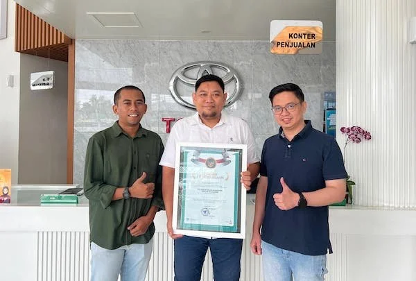 Kalla Toyota Alauddin meraih penghargaan bengkel terbaik tingkat Kota Makassar pada Hari Lingkungan Hidup Sedunia 2025 (Dok: Ist)