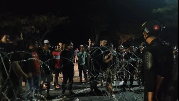 Ratusan massa nyaris bentrok dengan petugas keamanan yang berjaga di depan Gudang KPU Jeneponto. (Foto/ ullah).