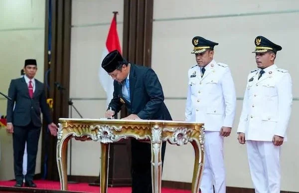 Gubernur Sulsel Andi Sudirman Sulaiman saat melantik Bupati Jeneponto Paris Yasir dan Wakil Bupati Jeneponto Islam Iskandar di Kantor Gubernur Sulsel (Dok: Ist)