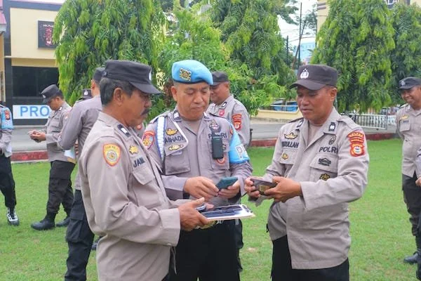 Pemeriksaan HP Anggota polres Bulukumba oleh Propos Bulukumba dalam rangka Pencegahan Judi online. Ist
