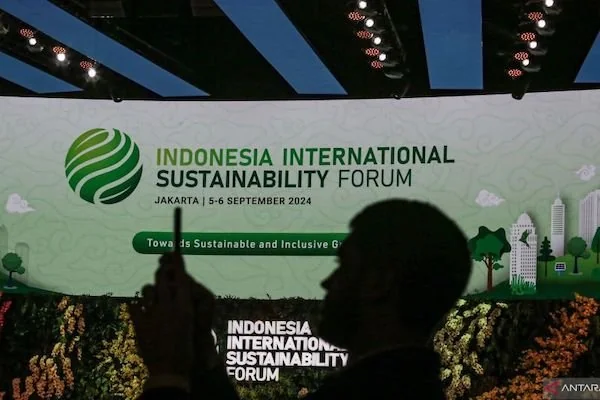 Peserta merekam dengan gawai saat mengikuti Indonesia International Sustainability Forum 2024 di Jakarta Convention Center (JCC), Senayan, Jakarta, Jumat (6/9/2024). ISF 2024 yang mengangkat tema Towards Sustainable and Inclusive Growth itu dihadiri sekit