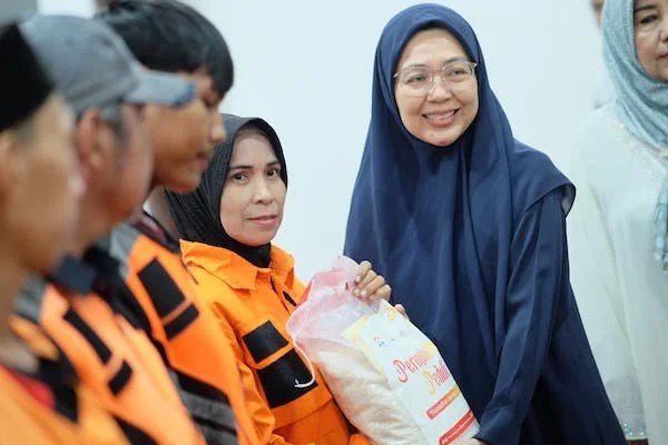 Ketua TP PKK Kota Makassar, Melinda Aksa, bersama Permabudhi Sulsel dalam aksi sosial kepada petugas kebersihan di Kecamatan Tamalate, Minggu (09/03) (dok ist)