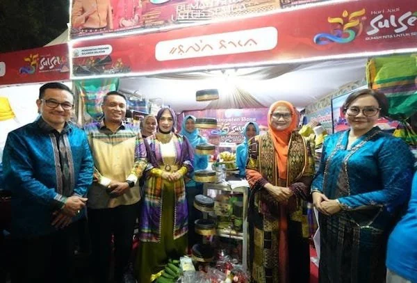 Sekretaris Provinsi Sulsel, Jufri Rahman dan Pj Ketua TP PKK Sulsel, Ninuk Triyanti Zudan di Booth U