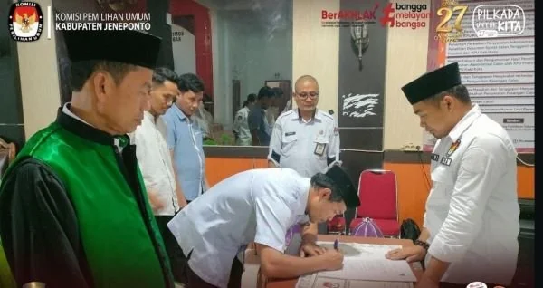 Ketua KPU Jeneponto, Asming. S saat melantik Pengganti Antar Waktu (PAW) anggota PPS di Kelurahan Tonrokassi Barat, Suparman menggantikan Khaerul Akmal Maulana Syam (Dok : Ist).