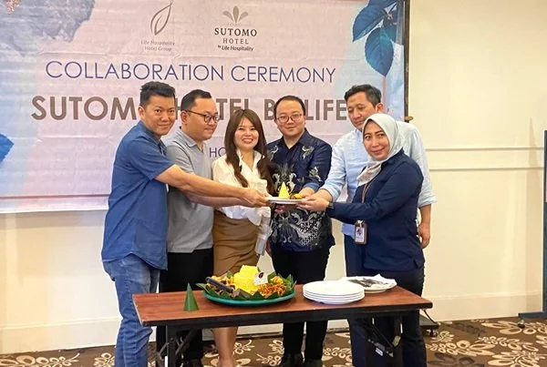 Manajemen Life Hospitality Hotel Group melaksanakan pemotongan tumpeng sebagai tanda peresmian Collaboration Ceremony di Hotel Sutomo Kota Makassar (Dok: Nofi KabarMakassar)