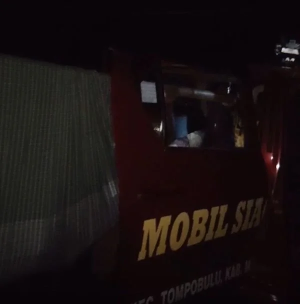 evakuasi seorang ibu hamil menggunakan tandu sarung untuk ke Puskesmas setempat (Dok: Ist)