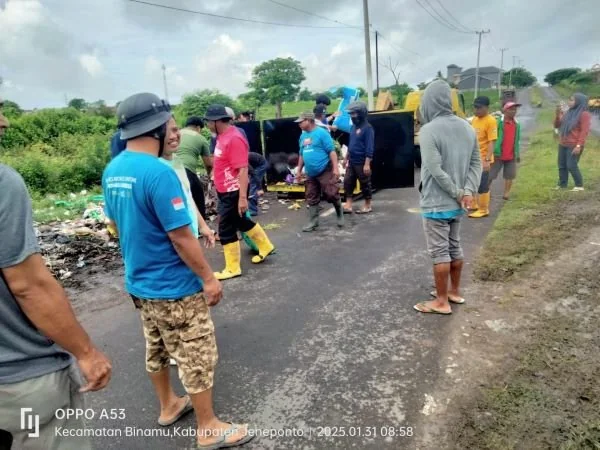 Gabungan OPD Pemkab Jeneponto saat melakukan aksi bersih-bersih di sejumlah titik perkotaan Bontosunggu (Dok : Ist).