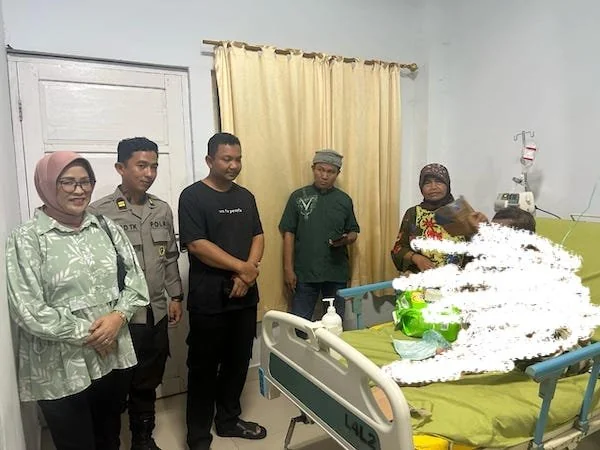 Kapolres Jeneponto saat kunjungi korban kebakaran, Joha di RSUD Lanto Dg Pasewang.