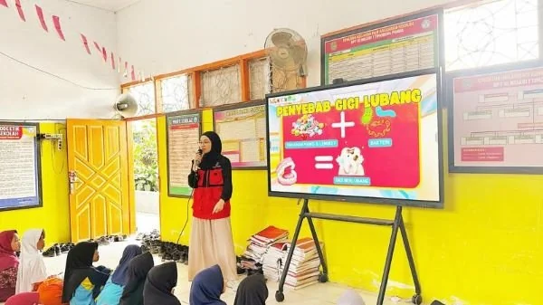 Mahasiswa KKN-PK Unhas mengedukasi siswa SD di Sidrap untuk mencegah karies sejak dini (Dok: Ist)