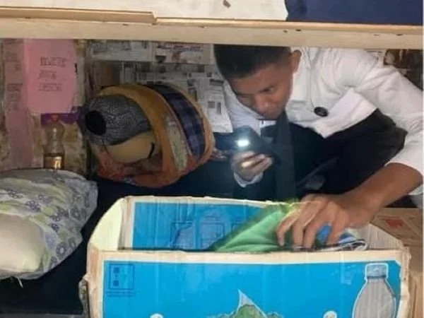 Petugas Rutan Kelas IIB Bantaeng saat menggelar sidak di blok hunian WBP 
(Dok : Ist).
