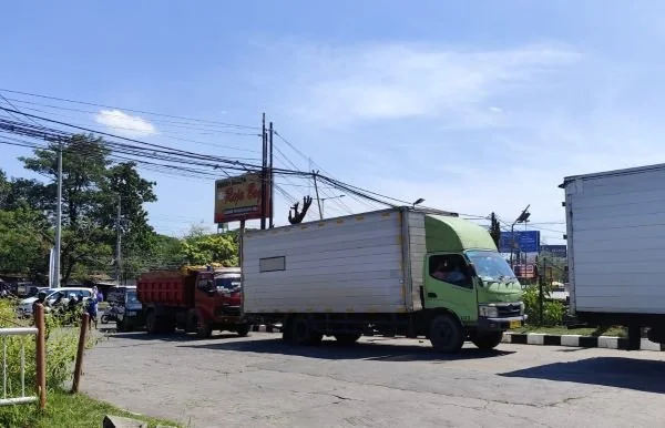 Sejumlah kendaraan pengguna solar mengantri di SPBU Jl Perintis Kemerdekaan (Dok : Hanifah KabarMakassar).