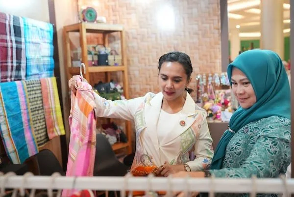 Ketua TP PKK Kabupaten Gowa, Andi Tenri Indah Darmawangsyah saat Memamerkan Produk Unggulan Gowa (Dok: Ist).