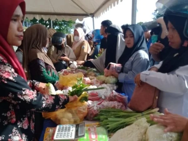 Gerakan pangan murah di depan Kantor Gubernur Sulbar (Dok : Ist).