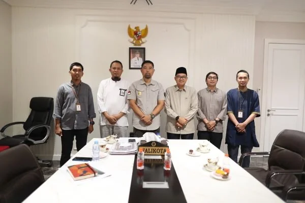 Ketua Baznas Makassar saat menemui Pjs Wali Kota Makassar, Andi Arwin Azis di ruang rapat Wali Kota (Dok : Ist).