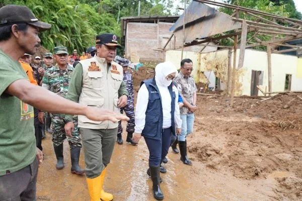 Pj Gubernur Sulbar, Bahtiar Baharuddin bersama rombongan saat meninjau lokasi longsor (Dok : Ist).